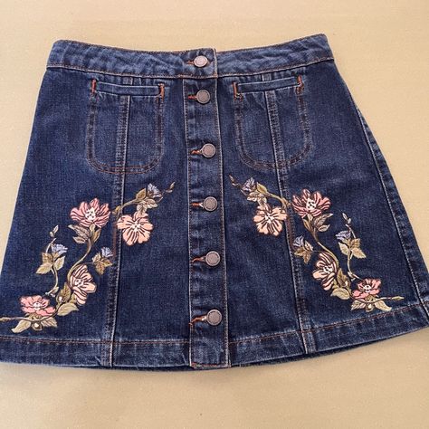 Embroider Aesthetic, Clothes Sketch, Coquette Things, Flower Embroidered Jeans, Diy Denim Skirt, Senior Outfits, Closet Revamp, 2000s Party, Clothing Embroidery