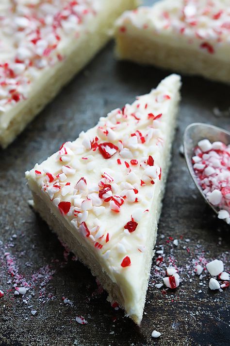 Thick, chewy, and soft sugar cookie bars with peppermint crunch frosting! Easy to make, festive, and so yummy! Soft Sugar Cookie, Peppermint Crunch, Peppermint Dessert, Christmas Sugar Cookie Recipe, Peppermint Treats, Peppermint Recipes, Peppermint Sugar Cookies, Christmas Desserts Easy, Sugar Cookie Bars