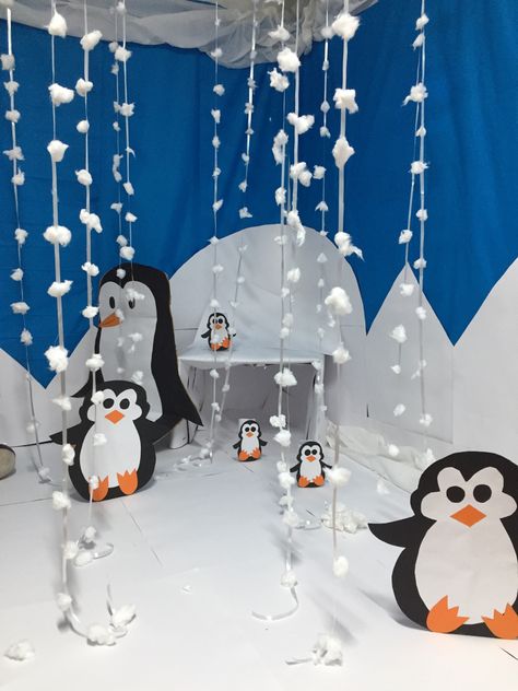 Winter Assembly Ideas, Winter Photo Booth Ideas, Winter Theme School Decorations, Artic Classroom Decorations, Winter Kindergarten Decoration, Winter Wonderland Decorations School, Giant Snow Globe Diy, Winter Wonderland Window Display, Winter Wonderland Classroom Decorations