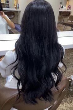 Summer Chic: Short Wavy Haircuts for Effortless Style For Beginners Ideas Black Wavy Layered Hair, Beach Waves Black Hair, Kylie Jenner Long Hair, Beach Wave Black Hair, Kylie Jenner Black Hair, Wavy Black Hair Aesthetic, Korean Wavy Hair, Jet Black Hair Wavy, Black Hair Aesthetic