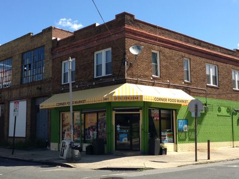 The Healthy Corner Store Initiative is convincing corners stores in poor neighborhoods to carry healthy foods. Philadelphia is one of the poorest and obese cities in America. The local corner store is the only place to buy groceries in some neighborhoods but they rarely stock fresh foods. The Food Trust hopes to change that. Comic Scene, Laundromat Business, Store Facade, Sims Freeplay Houses, Corner Store, Store Layout, Corner Shower, Buying Groceries, Food Market