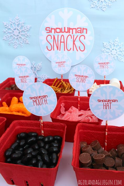 For some reason (okay..olaf reason) I am so diggin on snowman (or snowWoman) this year!   And so…the snowman snack was born. like a trail mix bar–you let each kid have a little bag (you can find cute treat bags at the dollar store!) and then they add a spoonful of whatever they want to … Snowman Snacks, The Snowman Movie, Winter Party Foods, Snowman Snack, Trail Mix Bar, Christmas Party Treats, Theme Snack, School Christmas Party, Snowman Party