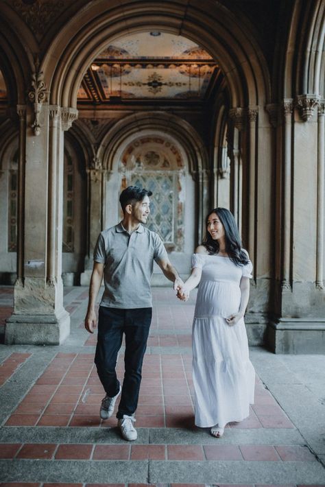 Maternity Photo Shoot Ideas Nyc, Central Park Maternity Shoot, Nyc Maternity Shoot, Urban Maternity Shoot, Maternity Photography Nyc, Expecting Couple, Natural Poses, Maternity Shots, Maternity Photography Poses Outdoors