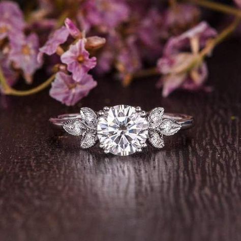 Wedding Rings Engagement White Gold, Engagement Ring Floral, Engagement Ring Moissanite, Ring Cluster, Bridal Musings, Wedding Rings Solitaire, Types Of Diamonds, White Gold Wedding Rings, Dream Engagement Rings