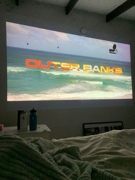 Obx Aesthetic Room, Outer Banks Bedroom, Outer Banks Room, Outer Banks Room Aesthetic, Obx Season 3, Diy Outer, Beach Movies, Obx Aesthetic, Summer Checklist