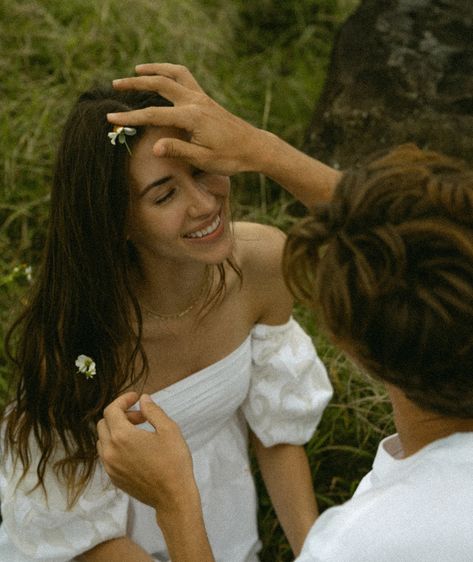 A cloudy day in Oahu a few months back ☁️💙 Cloudy Day Couple Photoshoot, Cottagecore Couples Photoshoot, Engagement Photos Outfits Casual, Couple Photoshoot Wildflowers, Couple Outfits For Pictures, Meadow Couple Photoshoot, Oahu Couples Photography, Engagement Session Outfits, Cute Couples Photos