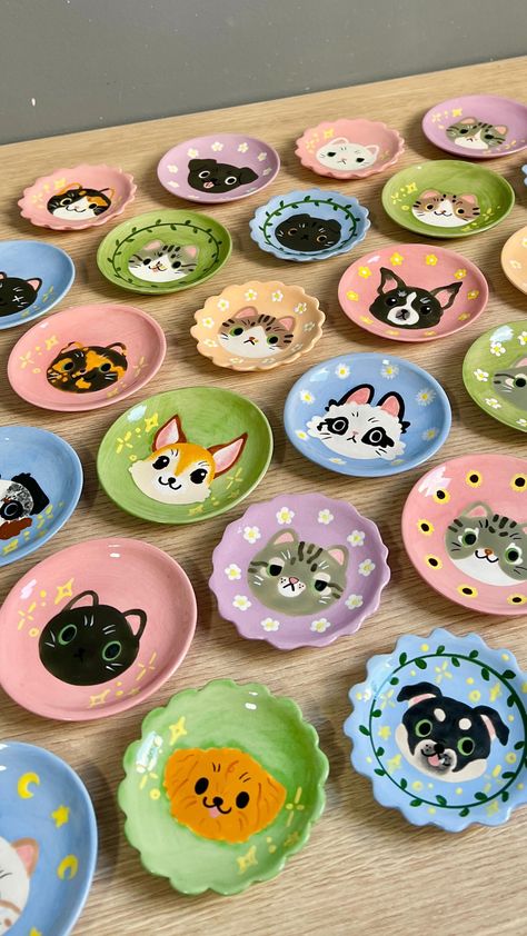 🩵 Punikoi 🩵 art and ceramics ✨ (@punikoi) • Instagram photos and videos Cats Pottery Painting, Cute Cat Ceramic, Matzalo Ideas, Painted Ceramic Ideas, Clay Plate Ideas, As You Wish Pottery Ideas, Pottery Art Painting, Ceramic Art Painting Ideas, Painting Ceramics Ideas