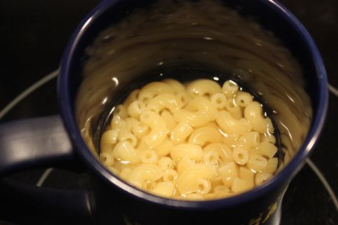 How to Make Real Mac 'N Cheese in a Mug Hummus No Tahini, Mac And Cheese Mug, Microwave Mac And Cheese, Microwave Mug Recipes, Mug Recipe, Fun Foods To Make, Best Mac N Cheese Recipe, Recipe For 1, Making Mac And Cheese