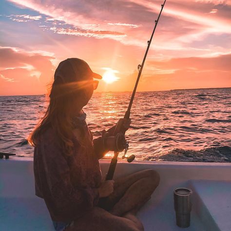 Aesthetic Fishing Pictures, Fishing Date Ideas, Cute Fishing Pictures, Deep Sea Fishing Aesthetic, Fishing Girl Aesthetic, Fishing Asethic, Fishing Aesthetic Ocean, Fishing Boat Aesthetic, Fishing On Boat