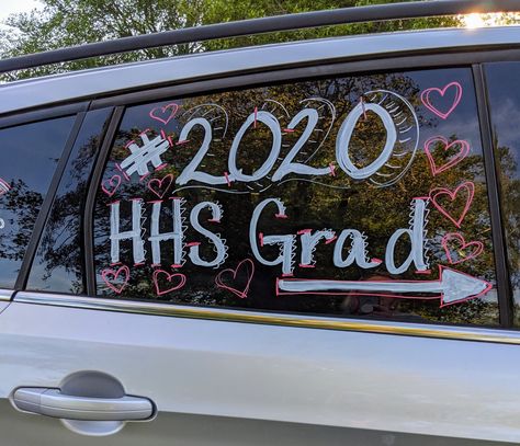 Car Window Decorating Ideas, Grad Car Window Paint, Senior Car Decorating 2023, Car Markers Window Ideas Graduation, Graduate Car Decoration, Graduation Car Window Paint Ideas, Decorate Car For Graduation, Car Graduation Decorations, Senior Parade Car Decoration