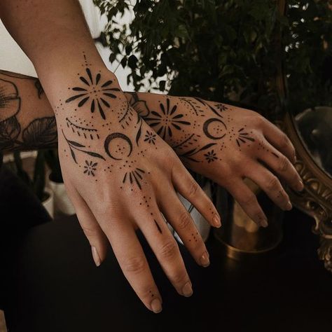 𝔖𝔱𝔢𝔭𝔥𝔞𝔫𝔦𝔢 𝔖𝔭𝔢𝔢𝔯 on Instagram: "✨hands make me emotional" Womens Hand Tattoos Mandalas, Cool Henna Tattoos Hands, Celebrity Hand Tattoos, Romani Hand Tattoo, Hand Tattoos Henna Style, Hand Tattoo Pattern, Linking Tattoos Together, Sun And Moon Hand Tattoos For Women, Woman’s Hand Tattoo