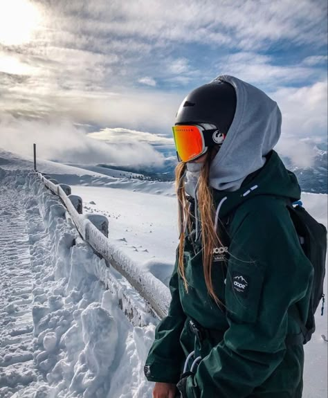 Ski Bum Outfit, Skier Aesthetic, Snowboarding Outfit Aesthetic, Snowboarding Style Outfits, Snowboard Girl Aesthetic, Skier Outfit, Ski Bum Aesthetic, Cool Snowboarding Outfit, Snowboarding Aesthetic Girl