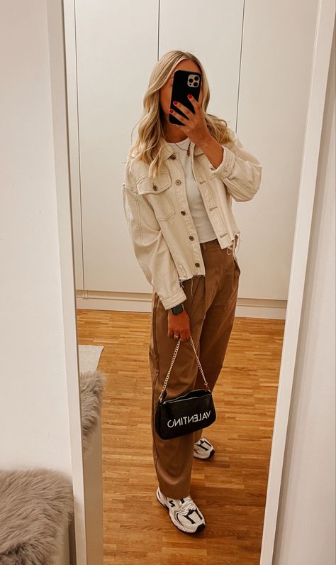 Beige Denim Jacket Outfit, Light Brown Trousers Outfit, Cream Denim Jacket Outfit, Light Brown Jacket Outfit, Trouser Aesthetic, Girls Baggy Outfits, Brown Trousers Outfit, White Denim Jacket Outfit, Beige Denim Jacket