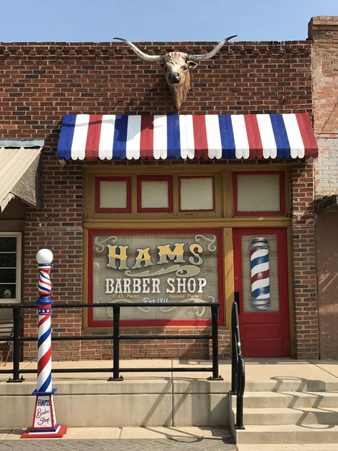 Barbershop Front Design, 50s Barber Shop, 70s Barber Shop, New York Barber Shop, Old School Barbershop, Old Fashion Barber Shop, Salon Hair Color, Flower Shop Design, Shop Facade