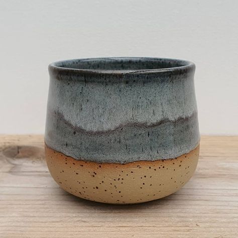 Michelle van Andel on Instagram: “Glazed with Amaco Potter's Choice Light Sepia over Blue Midnight. Clay body is G&S 933. This is a combination I often use on my grey clay…” Glazing Pottery, Diy Keramik, Glaze Combinations, Glaze Combos, Amaco Glazes, Ceramic Glaze Recipes, Glazing Techniques, Ceramic Glaze, Glaze Ceramics