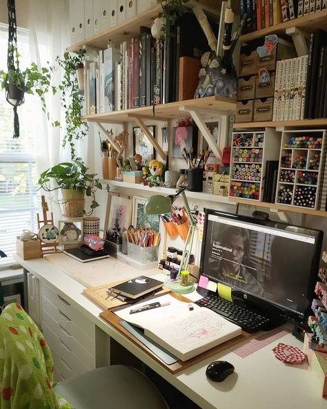 Cool Art Studios Work Spaces, Art Desk Inspiration, Cozy Art Studio Ideas, Boho Desk Organization, Art Space At Home, Art Corner Bedroom, Art Desk Aesthetic, Art Desk Setup, Mini Art Studio