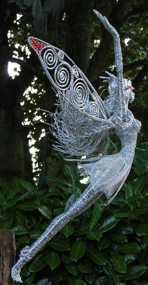 Ireland Garden, Wire Fairies, Chicken Wire Sculpture, Chicken Wire Art, Fantasy Wire, Wire Fairy, Wire Art Sculpture, Wire Sculptures, Art Wire