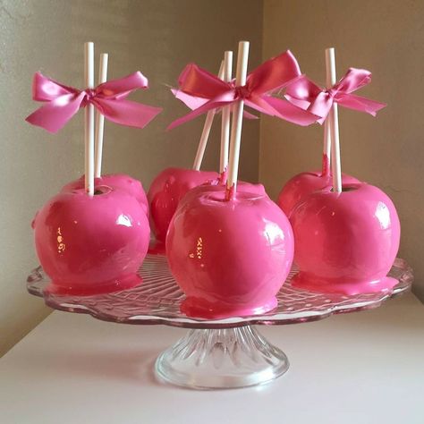 Candy Apples Barbie Themed Food Ideas, Barbie Party Food, Dream Sleepover, Pink Candy Apples, Barbie Night, Survivor Party, Candy Apple Recipe, Barbie Party Decorations, Barbie Theme Party