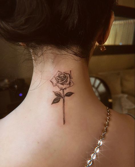 Tattoo Behind Neck, Behind The Neck Tattoos, Rosé Back, Neck Tattoos Women, Back Of Neck Tattoo, Back Tattoo Women, Back Tattoos, Rose Tattoos, Rose Tattoo