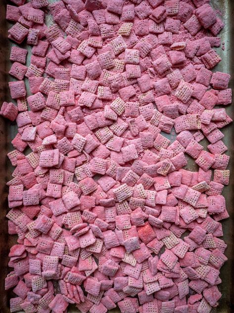 Strawberry Shortcake Puppy Chow?utm_source=12tomatoes Cherry Cheesecake Puppy Chow, Strawberry Puppy Chow Recipe, Strawberry Chex Mix Recipes, Strawberry Shortcake Puppy Chow, Strawberry Puppy Chow, Pistachio Puppy Chow, Monkey Munch, Puppy Chow Mix, Vegan Strawberry Shortcake