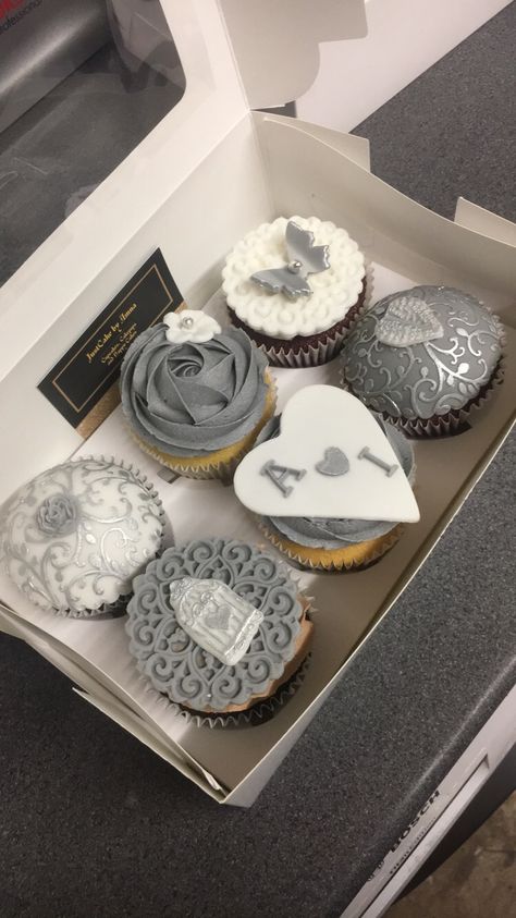 Silver, white and grey Engagement/wedding cupcakes Grey And White Wedding Theme, White And Silver Cupcakes, Grey Wedding Cake, Gray Wedding Cake, Silver Cupcakes, White Cakes, Silver Cake, Quinceanera Decorations, White Cupcakes