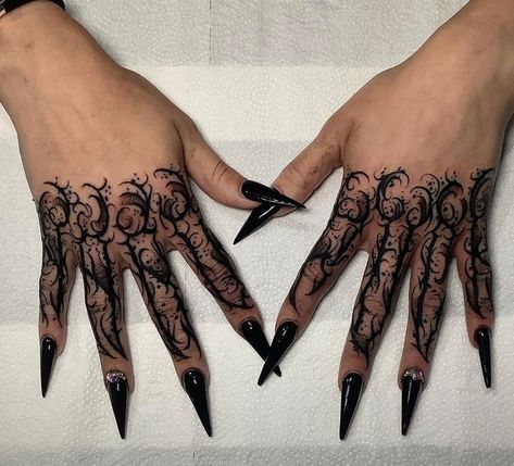 Goth Henna, Hades Footwear, Hand Tattoo Design, Cute Henna Designs, Cute Henna Tattoos, Cute Henna, Goth Aesthetic, Hand Tattoo, Alternative Girls