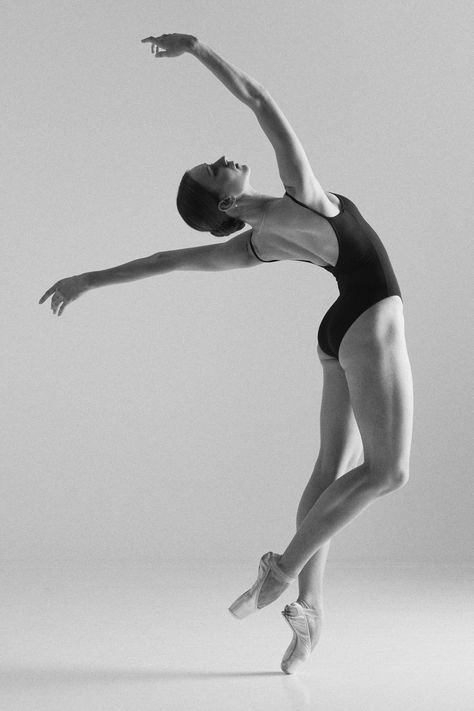 Black and white photo of a dancer, wearing a black leotard. Defined muscles. Ballet Movement, Ballerina Poses Photography, Ballet Studio Photography, Ballet Picture Poses, Ballet Photoshoot Ideas, Pointe Photoshoot, Ballerina Photoshoot, Studio Dance Photography, Ballet Dance Poses