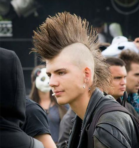 15 Upscale Punk Mohawk Hairstyles for Men - Men's Hairstyle Tips #punkmohawk #punkhairstyles #libertyspikes #menshairstyles #menshaircut #menshaircuts 80’s Hair, Punk Guys, Punk Mohawk, Mohawk Hair, Punk Rock Hair, Rocker Hair, Mohawk Hairstyles Men, Punk Boy, 80s Punk