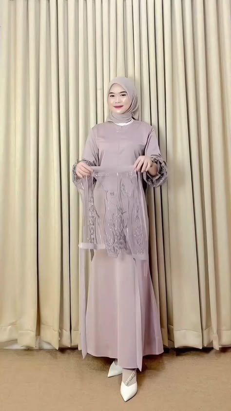 Dress Brokat Modern, Dress Muslim Modern, Model Dress Kebaya, Braidsmaid Dresses, Kebaya Modern Dress, Islamic Fashion Dresses, Fashion Show Dresses, Dress Pesta, Kebaya Muslim