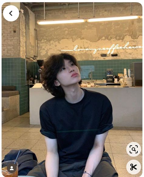 Soft Masc, Male Haircuts Curly, Anime Korea, Masc Women, Short Hair Tomboy, Short Curly Haircuts, Hair Inspiration Short, Instagram Funny Videos, Boy Photography Poses