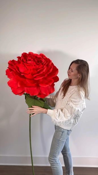 My name is Alina and welcome to my channel!🤗 Here I teach how to make all these beauties! YouTube: YouTube.com/@GiantFlowers Instagram: Instagram.com/giantflowers_usa TikTok: TikTok.com/@giantflowers_usa Giant Paper Flower Tutorial, Giant Paper Flowers Diy, Giant Flowers Diy, Paper Projects Diy, Crepe Paper Flowers Diy, Giant Paper Flower, Paper Flower Art, Craft Flowers, Diy Crafts Paper