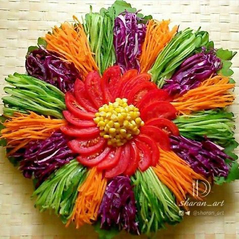 Salad Presentation, Vegetable Platter, Vegetable Tray, Decorações Com Comidas, Fruit And Vegetable Carving, Amazing Food Decoration, Amazing Food Art, Vegetable Carving, Creative Food Art