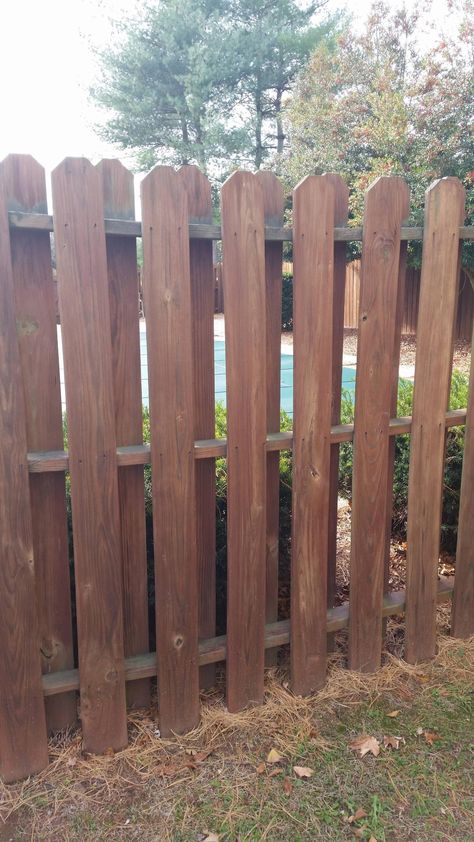 Shadowbox Fence Ideas, Shadow Box Fence Ideas, Fence Ideas Diy, Shadowbox Fence, Fence Architecture, Shadow Box Fence, House Flip Ideas, Privacy Slats, Pallet Fence Diy