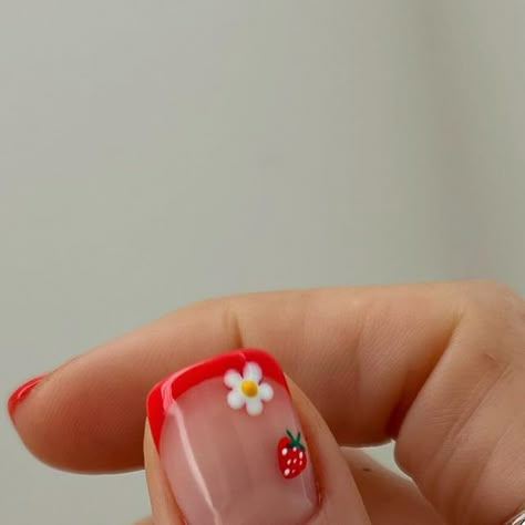 Summer Gel Nails Ideas Natural Nail, Strawberry Nails Designs Summer, Fruit Short Nails, Wimbledon Nails, Simple Biab Nails, Daisy Nail Design, Strawberry Blossom, Blossom Nails, Strawberry Nail