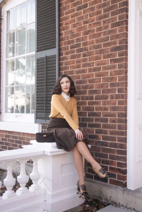 Brown Fur | Carolina Pinglo Carolina Pinglo, Fur Outfit, Fur Skirt, Toronto Fashion, Cream Blouse, Brown Fur, Vintage Fur, Vintage Love, Colorful Sweaters