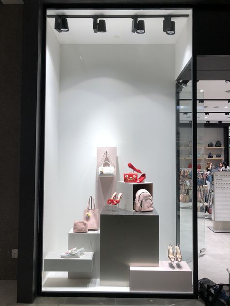 Shoe Store Window Display, Bag Window Display, Gift Shop Window Display Ideas, Store Window Displays Ideas, Shoes Window Display, Shoe Window Display, Retail Window Display Ideas, Diy Wall Hanging Decorations, Luxury Window Display