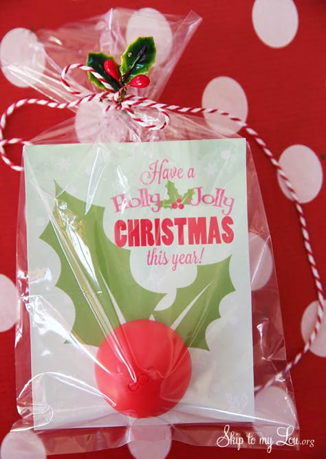 This holly jolly lip balm Christmas gift idea is super quick! Use an EOS lip balm and free printable for a super last minute gift or stocking stuffer! Eos Lip Balm, Christmas Stockings Diy, Last Minute Christmas Gifts, Cadeau Diy, 12 December, Christmas Gift Idea, Holly Jolly, Diy Christmas Gifts, Christmas Cheer