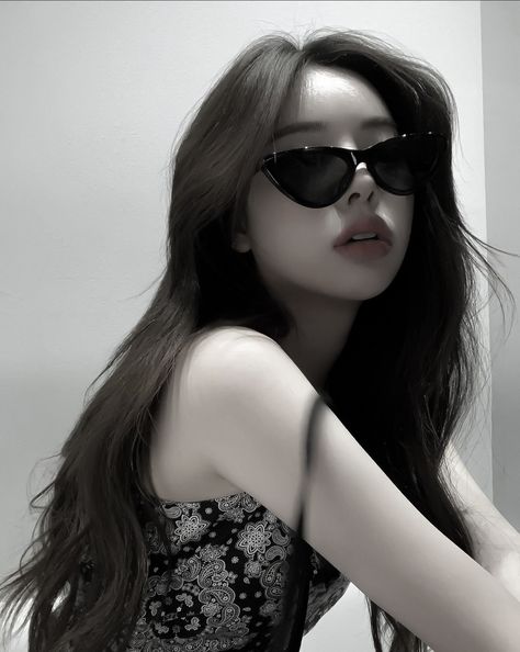 Model Aesthetic, Uzzlang Girl, Korean Girl Fashion, Round Sunglass Women, Girl Icons, Girl Face, Ulzzang Girl, Aesthetic Girl, Dark Aesthetic