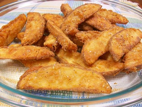 No cornstarch needed and use egg wash.  I double dredged them in seasoned flower.  Fry them for 2 mins then set them aside for at least 10mins and then fry them again until the are the desired color I shoot for a darker brown so they are crispy but light and fluffy on the inside. Tater Logs Potato Wedges, Jo Jos Potatoes, Jojo Recipe, Homemade Potato Wedges, Wedge Fries, Deep Fried Potatoes, Crunchy Potatoes, Potato Wedges Recipe, Wedges Recipe