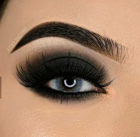 Makeup Beabadoobee, Beabadoobee Makeup, Bridal Makeup For Blue Eyes, Makeup Douyin, Dark Makeup Looks, Black Eye Makeup, Makeup Cute, Douyin Makeup, Makeup Simple