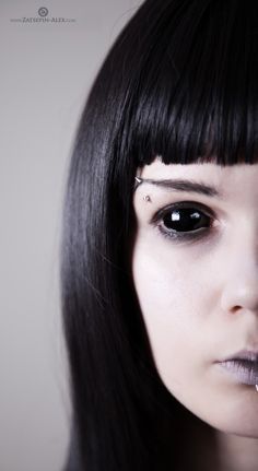 Black Lenses Eye, Zombie Contacts, Dark Halloween Makeup, Black Halloween Makeup, Smokey Cat Eye Makeup, Gothic Eye Makeup, Black Makeup Looks, Halloween Eyeshadow, Black Sclera