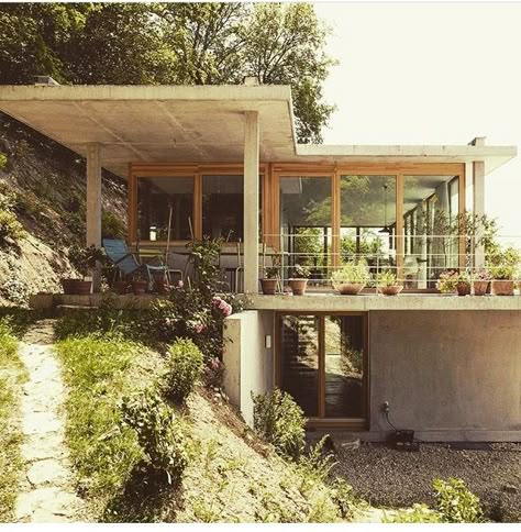 House With Plants, Slope House Design, Yard Ideas Cheap, Yard Ideas Backyard, Slope House, Hillside House, Concrete Houses, Architecture Model House, Village House Design