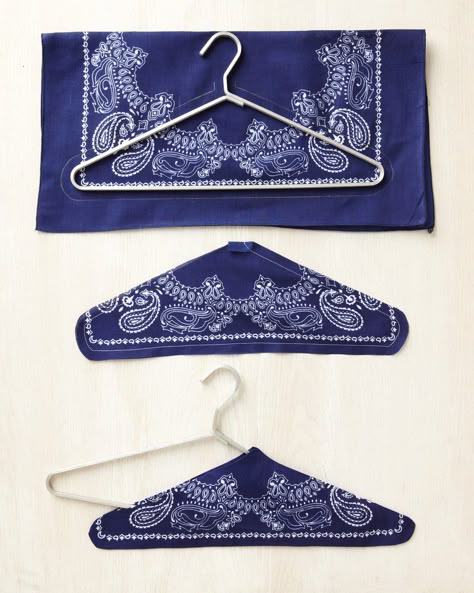 Bandana Hanger, Covered Hangers, Diy Bandana, Hanger Covers, Wire Hanger Crafts, Covered Coat Hangers, Bandana Crafts, Hanger Crafts, Blue Bandana