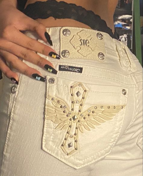 Y2k 2000s fashion aesthetic low waisted jeans gothic cross white nails silver December Dump, Low Waist Pants, Low Waist Jeans, Senior High School, Baggy Clothes, Jeans Y2k, I'm Just A Girl, Fly Girl, Waist Jeans