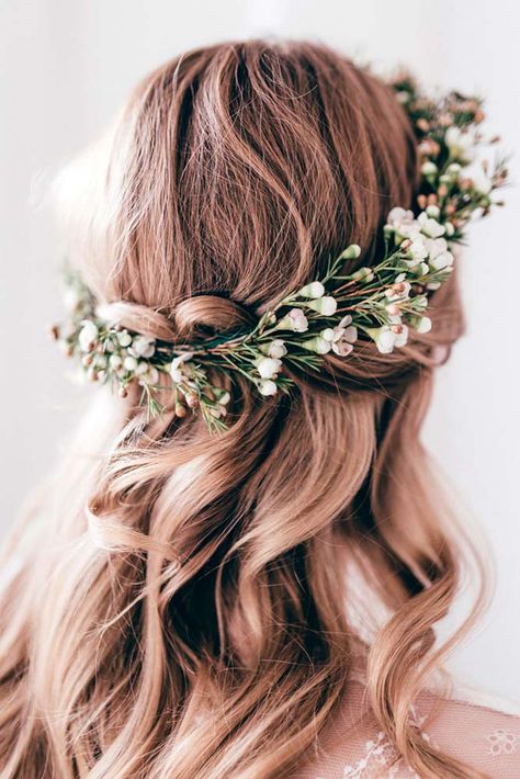 Bridesmaids hairstyles with flowers are so trendy these days. Take a look at our hairstyles collection for charming bridesmaids. Simple Flower Crown, Wedding Hairstyles And Makeup, Flower Crown Hairstyle, Romantic Wedding Hair, Hairstyles Bridesmaid, Flowers In Her Hair, Wedding Hair Inspiration, Flower Crown Wedding, Wedding Hair Flowers