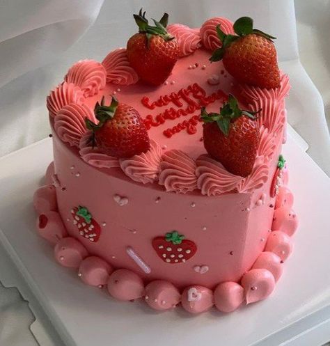 Pretty Birthday Themes, Cake Decorating Ideas Strawberries, Strawberry Cake For Baby Girl, Heart Shaped Strawberry Shortcake, Strawberry Birthday Aesthetic, Strawberry Cake Ideas Birthdays, Simple Strawberry Cake Design, Strawberry Cake For Birthday, Strawberry Shortcake Cake Aesthetic