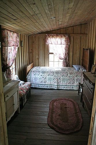 Bedroom Primitive Bedroom Ideas, Cracker House, Primitive Bedroom, Casa Country, Casa Vintage, Rustic Bedroom, Country Primitive, Primitive Decorating, Cozy Bedroom