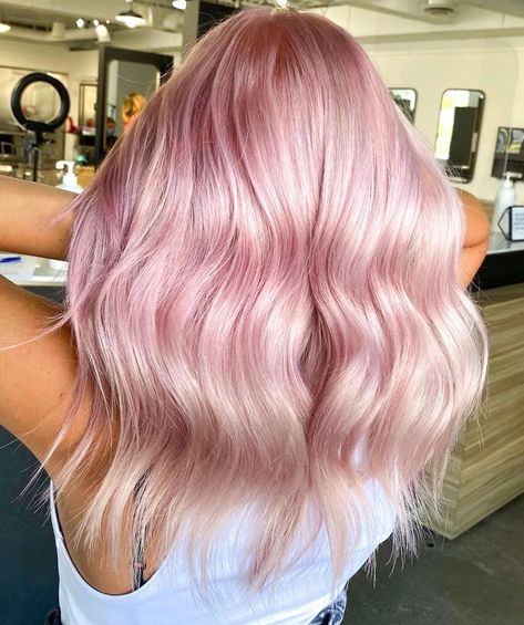 50 Eye-Catching Ideas of Rose Gold Hair for 2022 - Hair Adviser Pink Rose Gold Hair, Rose Gold Hair Balayage, Rose Gold Hair Color Ideas, Gold Hair Color Ideas, Gold Blonde Hair, Rose Gold Hair Blonde, Gold Hair Dye, Rose Gold Hair Color, Rose Gold Hair Dye