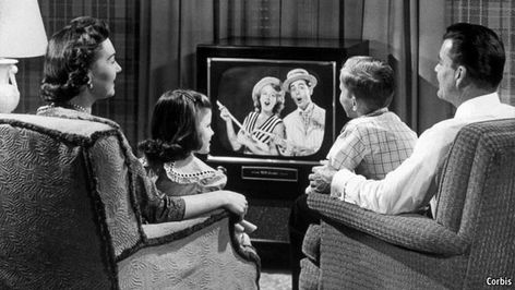 50's people watching TV Nuclear Family, Tv Vintage, Vintage Television, Slaap Lekker, Ny Giants, Vintage Tv, Medical Illustration, Bw Photo, Watching Tv