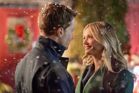 Best Hallmark Christmas Movies, New Hallmark Movies, Movies Romance, Anti Christmas, Scottish Christmas, Send Christmas Cards, Christmas Films, Hallmark Movie, Christmas Challenge